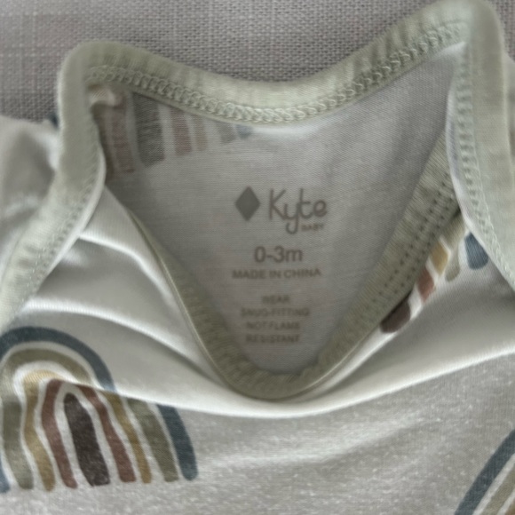 Kyte Baby aloe Rainbow Bodysuit, 0-3 months - Picture 3 of 4